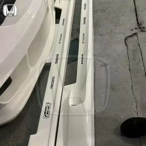 DC5 INGS+1 Pre Facelift Front Bumper   DC5 INGS+1 Pre Facelift Sideskirts   Both items recently painted  Excellent condition on both parts, and will be ready to fit straight on a Championship White car. Stickers can be removed from the Sideskirts.