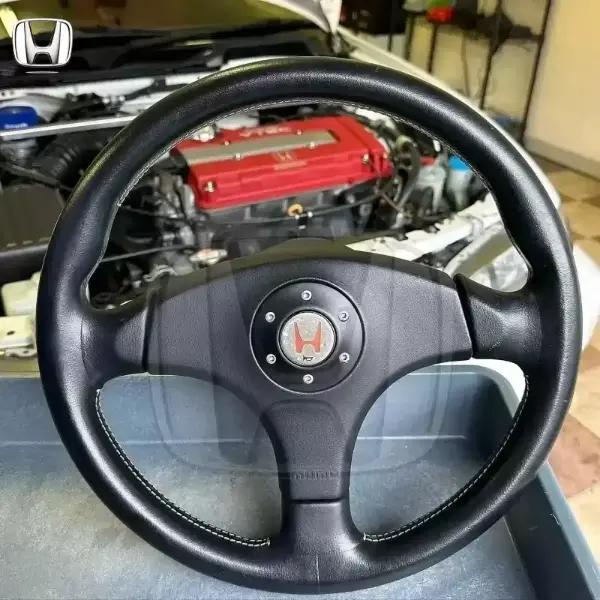 OEM 96' ITR Momo Steering WheelGreat condition 8.5/10Some minor discoloration on red threads / no tears or loose threadsNo major scratches or scuffs.